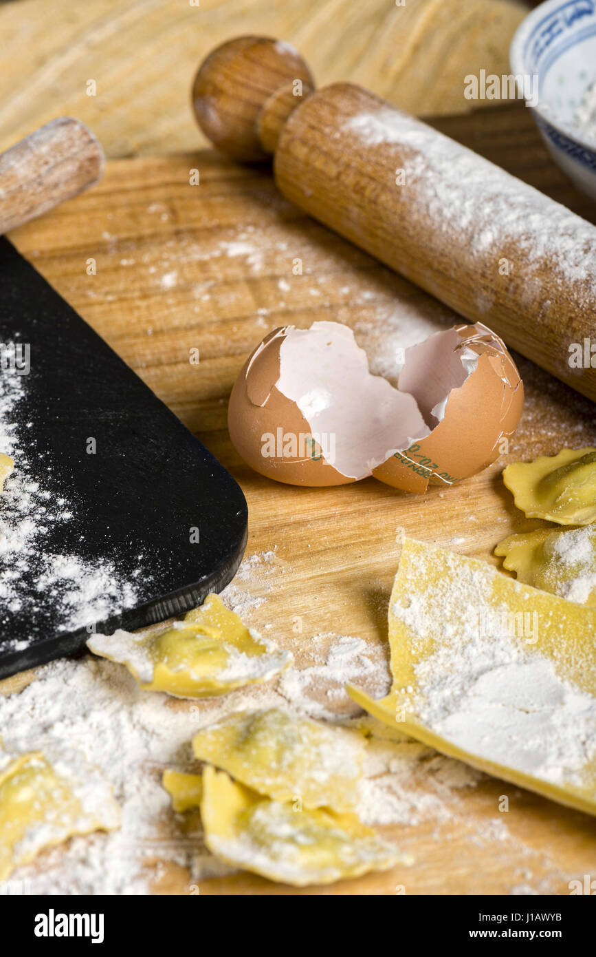 Preparare ravioli italiani farciti in cucina con tutti gli ingredienti necessari : pasta pasta farina uova spinaci ricotta strumenti Foto Stock