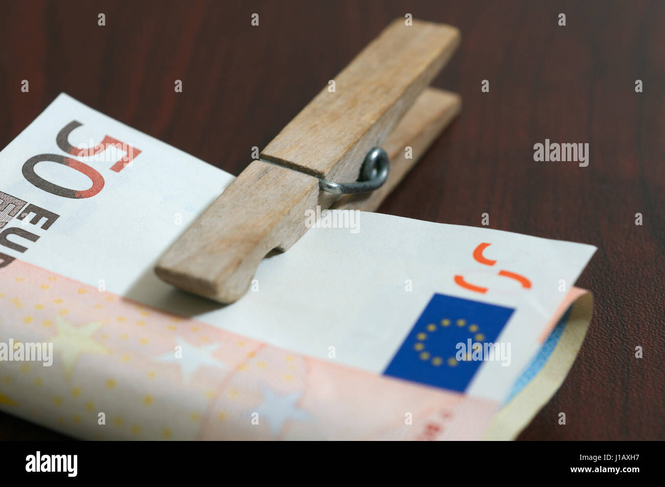 Le banconote in euro detenute con una molletta da bucato Foto Stock