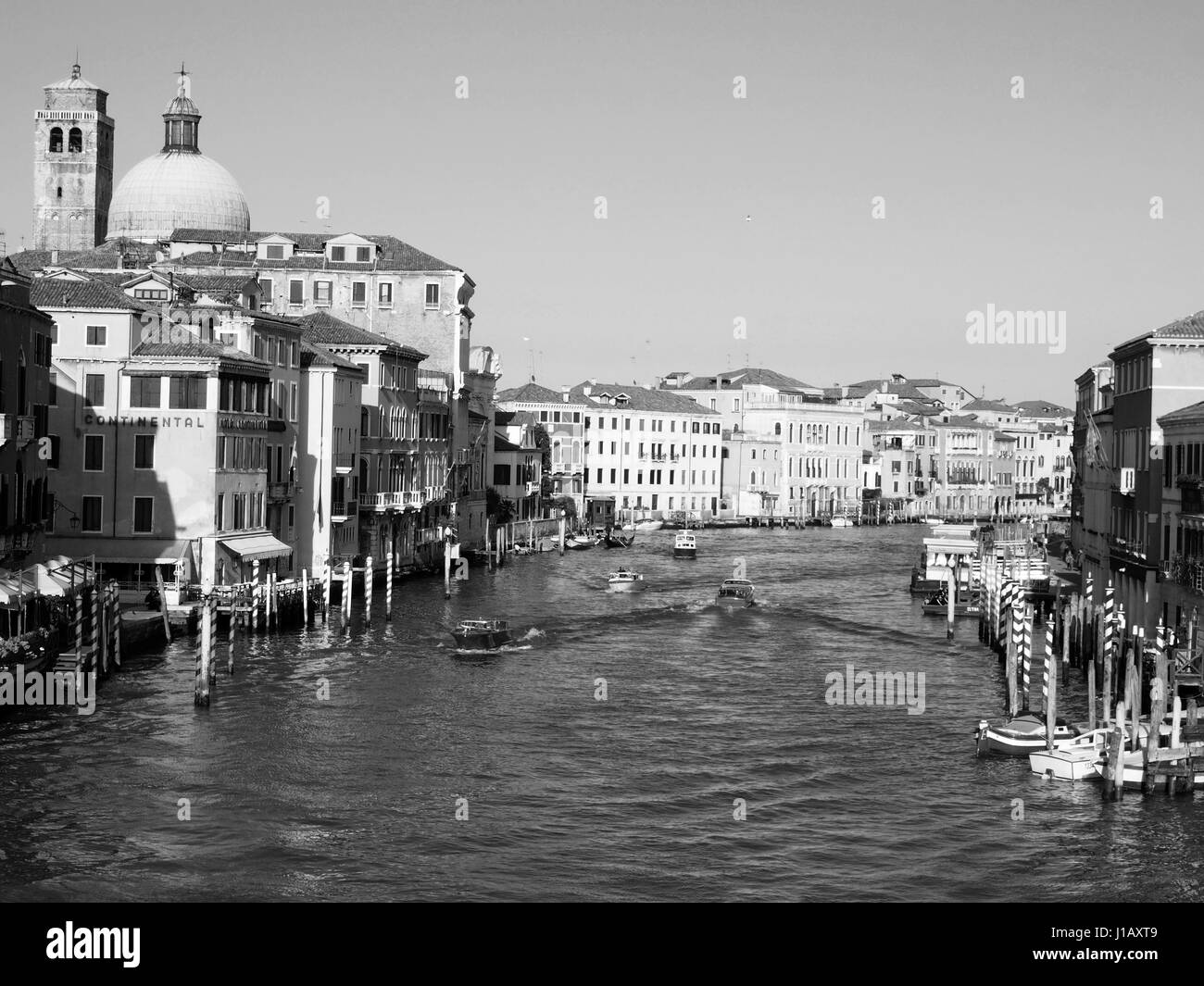 Il Canal Grande a Venezia in una luminosa giornata di sole con una piccola barca a vela Foto Stock