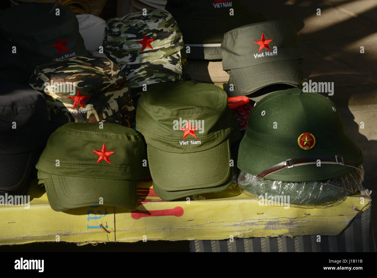 Cappelli souvenir Viet Cong per la vendita ai turisti in una bancarella di mercato nella città di Hoi An, nella provincia di Quang Nam, Vietnam. Foto Stock