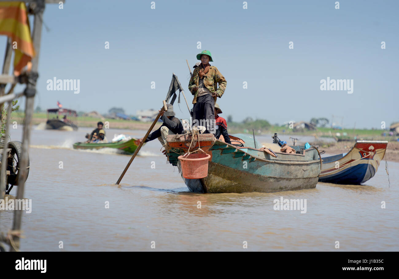 La vita nel villaggio di pescatori di Kompong Khleang, un borgo unico in palafitte sulla riva del lago Tonle Sap in Siem Reap provincia della Cambogia. Foto Stock
