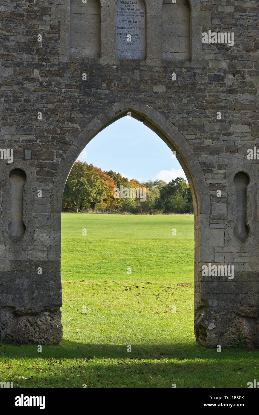 Un colorato Veduta autunnale attraverso l'arco in Sham castello sopra la città di Bath, Somerset, Inghilterra. Questa è una parte del Bagno Skyline a piedi Foto Stock