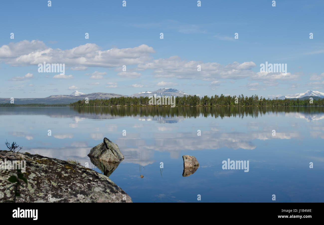 Silent nordic lago prealpino su soleggiate giornate estive Foto Stock