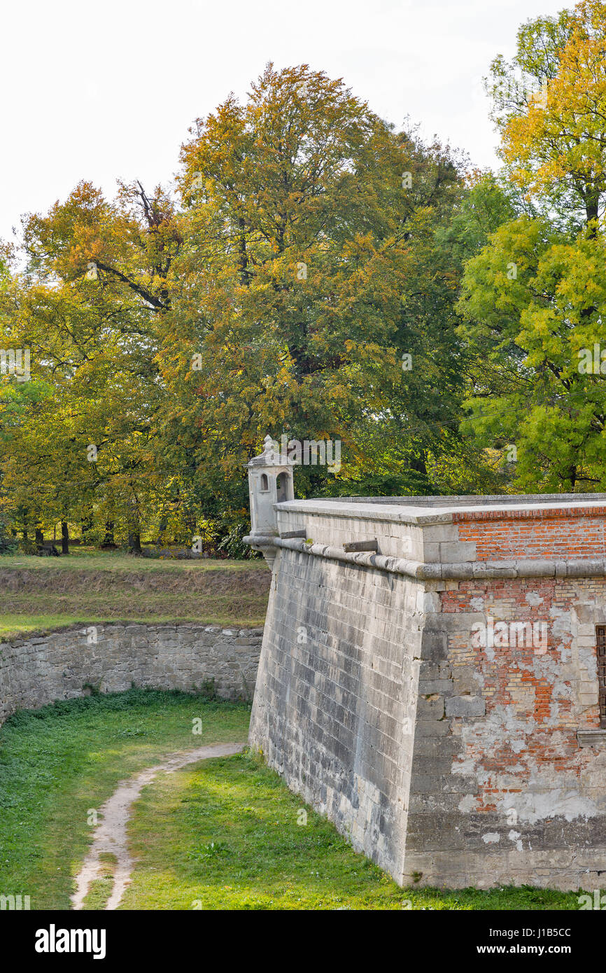 Rovinato Pidhirtsi vecchio castello. Si tratta di un castello residenziale situato nel villaggio di Pidhirtsi nella Provincia di Lviv, Ucraina Occidentale. Foto Stock