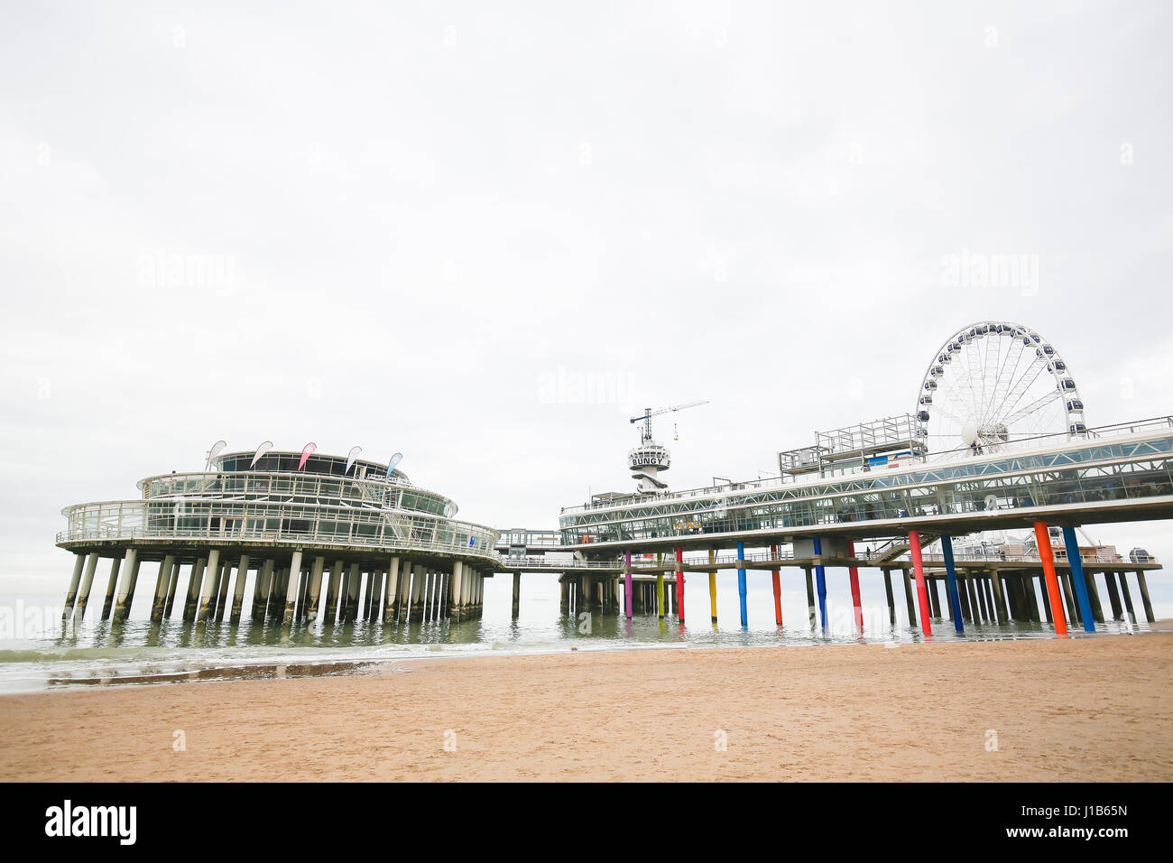 Il molo di Scheveningen è un piacere pier in Olandese di località di Scheveningen nei pressi dell'Aia. Foto Stock