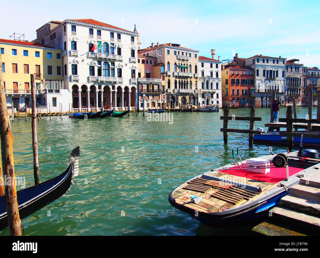 Il Canal Grande a Venezia con barche ormeggiate Foto Stock