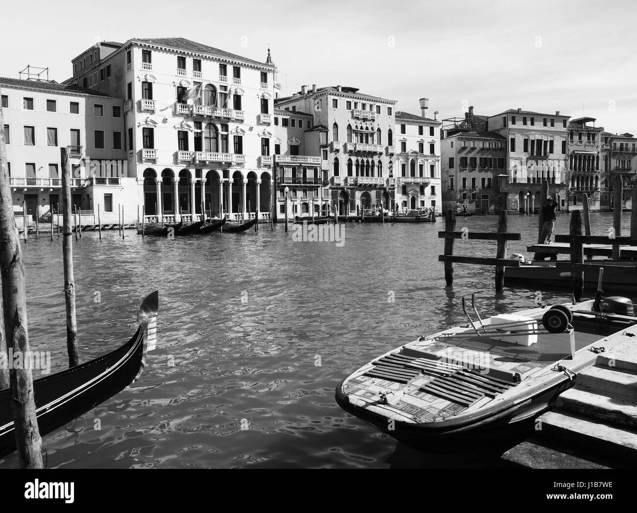 Canal Grande a Venezia con barche ormeggiate Foto Stock