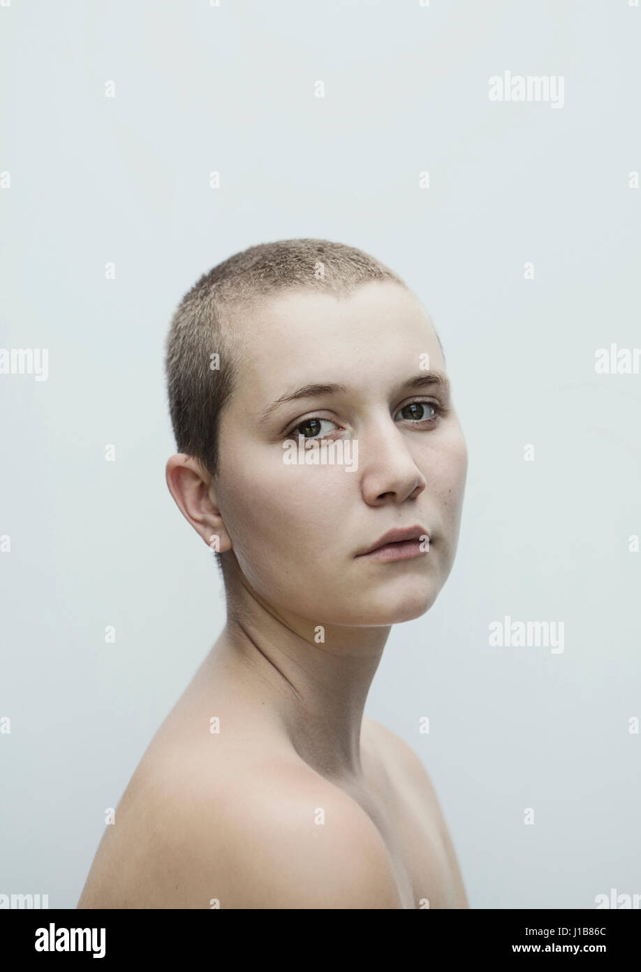 Ritratto di grave donna caucasica con rasato-testa Foto Stock
