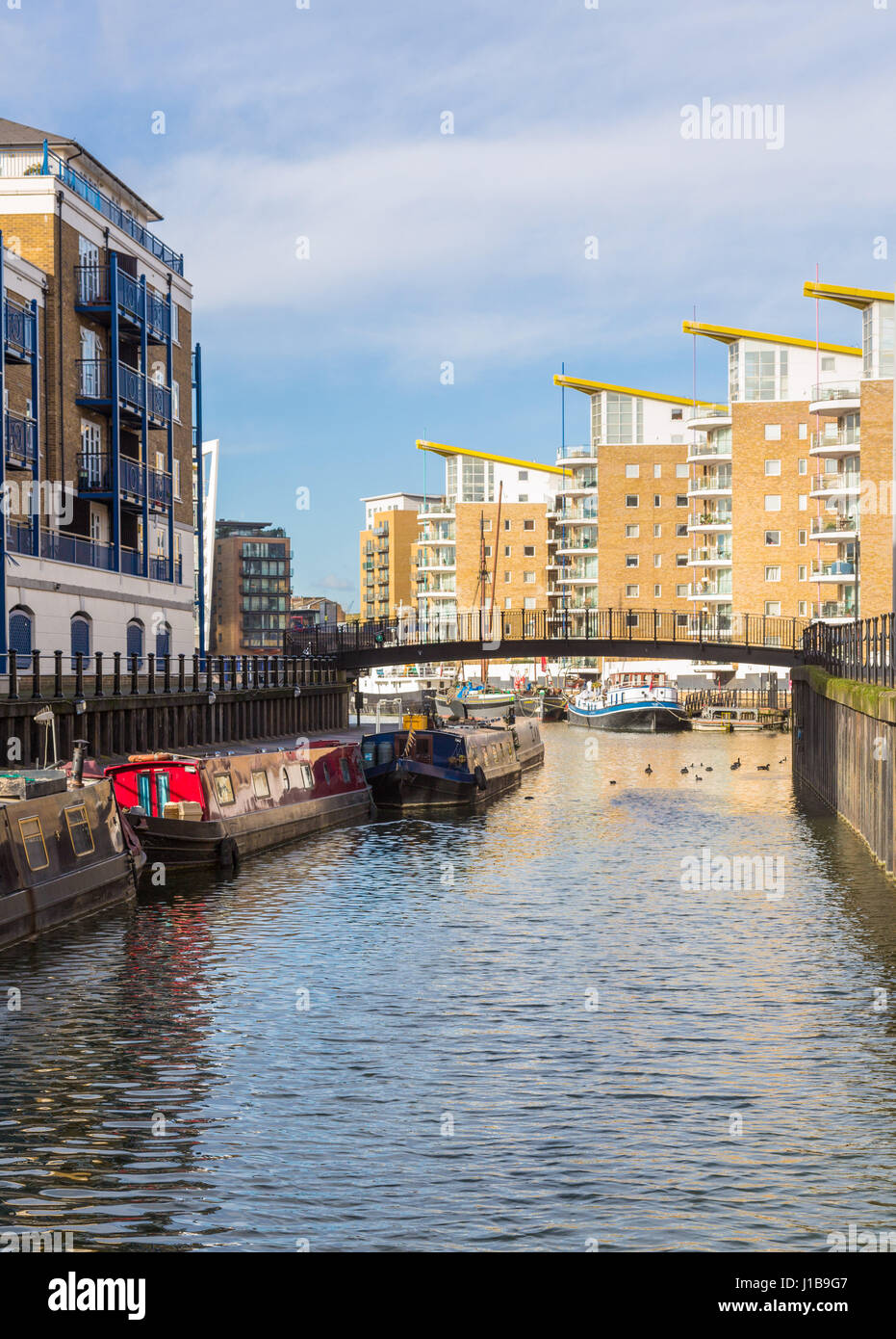 Taglio di Limehouse guardando al edifici appartamento al bacino Limehouse Marina nei Docklands con houseboats, Londra, Inghilterra Foto Stock