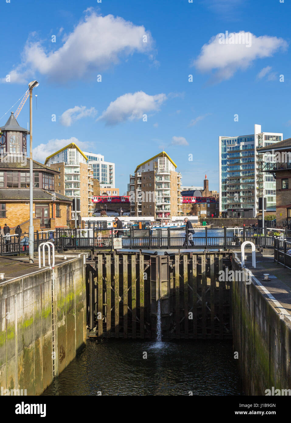 Cancelli di blocco nel canale che conduce al bacino Limehouse Marina nei Docklands di Londra, Inghilterra Foto Stock