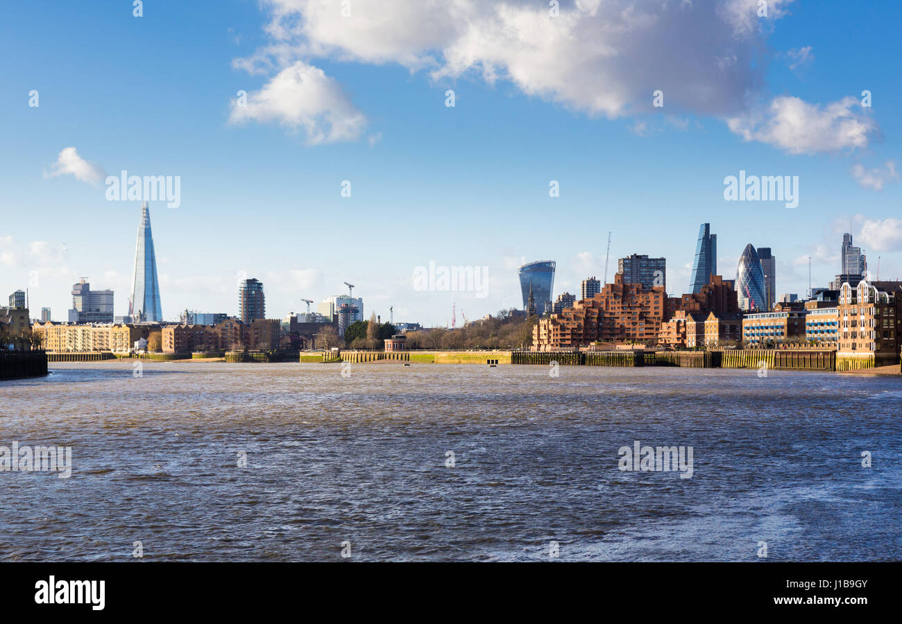 Skyline della città di Londra tratto da Canary Wharf, Docklands, Londra, Inghilterra - 2016 Foto Stock