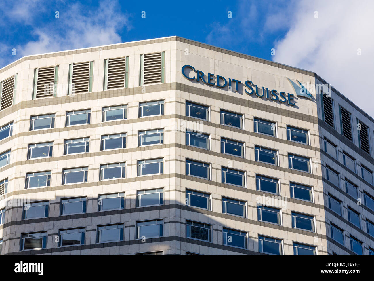 Logo di Credit Suisse sul lato del loro edificio per uffici a Canary Wharf, Docklands, Londra, Inghilterra Foto Stock
