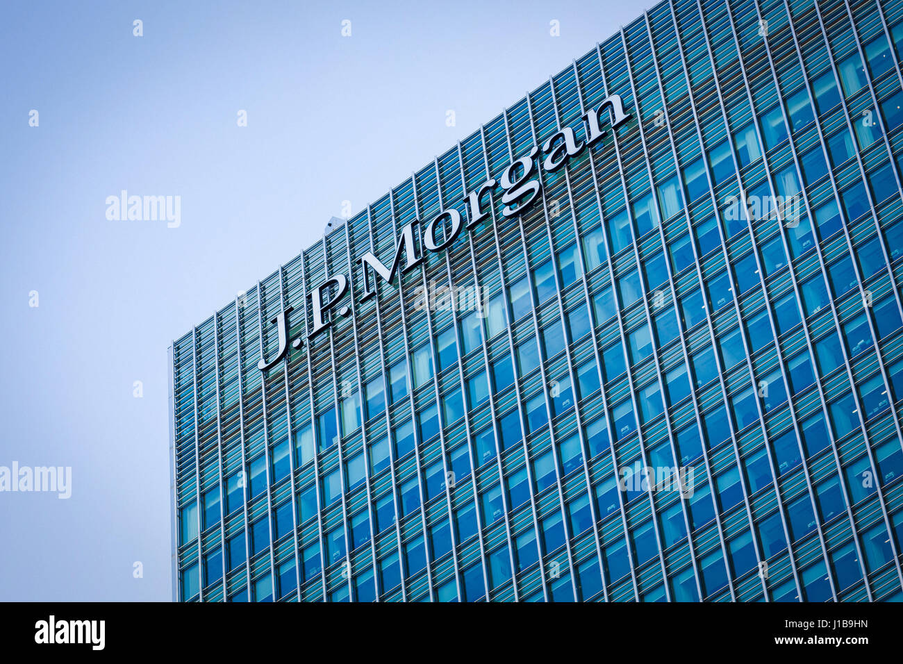 Segno del logo di JP Morgan banca sul lato della loro sede europea edificio per uffici a Canary Wharf, Docklands, Londra Foto Stock