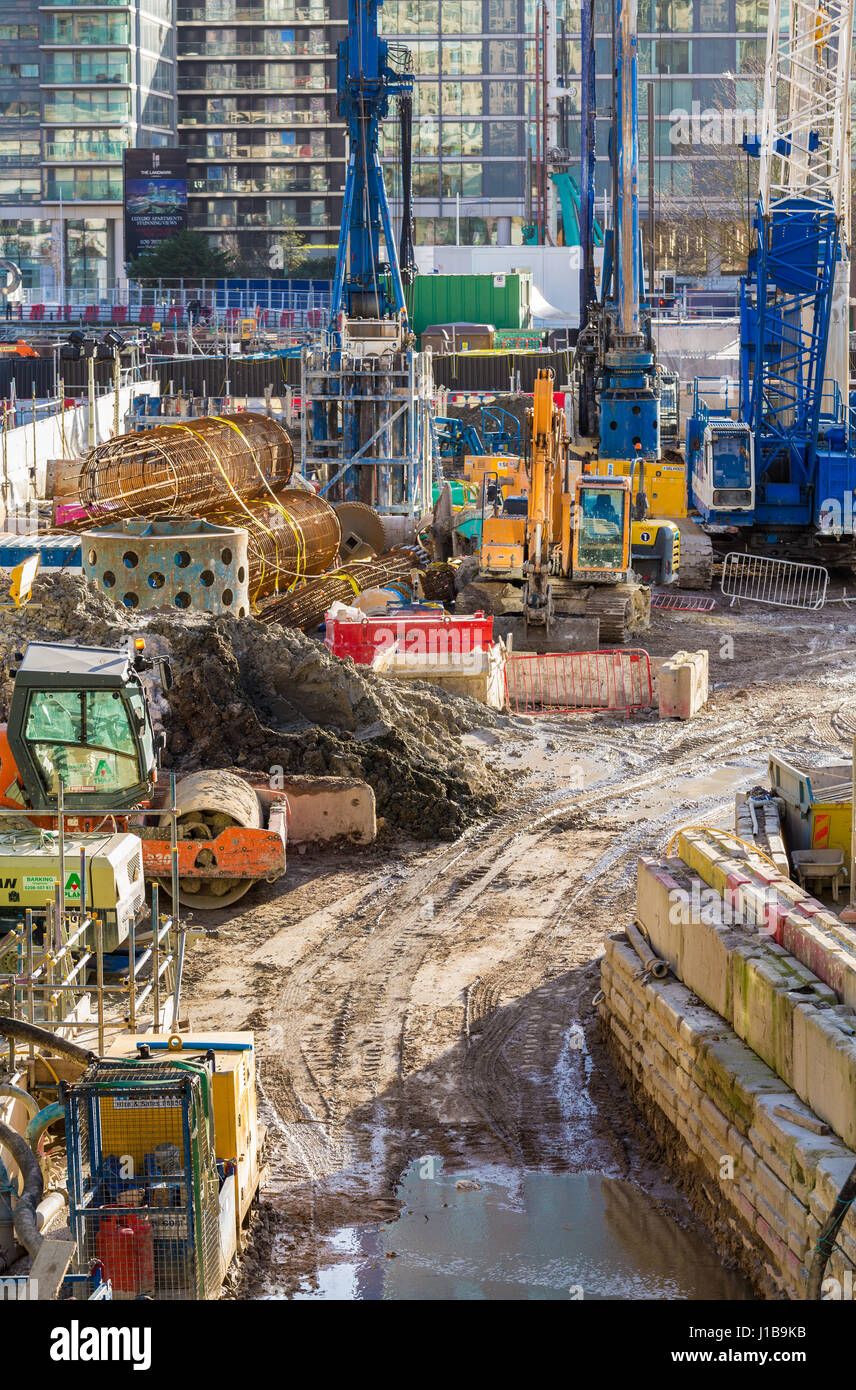 Gru e sito di costruzione su un sito di costruzione per il nuovo edificio sito a Canary Wharf, Docklands, Londra, Inghilterra, Regno Unito Foto Stock
