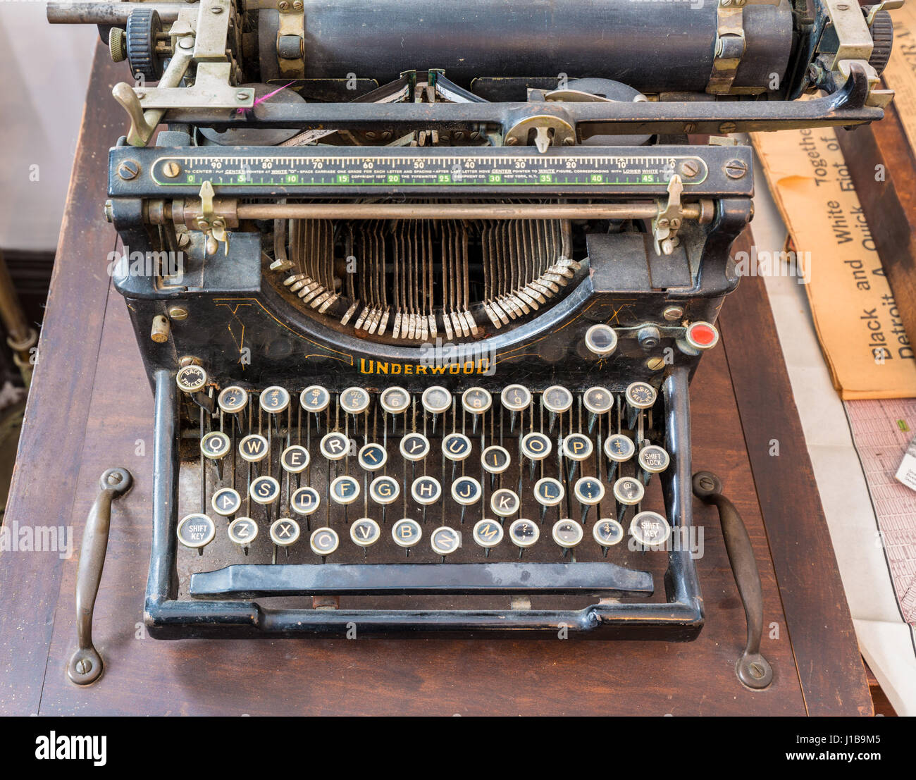 Vecchia macchina da scrivere su una tavola di legno Foto Stock
