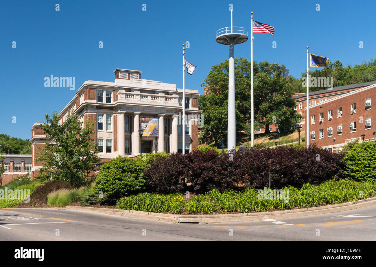 Oglebay Hall e il centro cittadino di edifici del campus della West Virginia University di Morgantown, West Virginia, USA Foto Stock