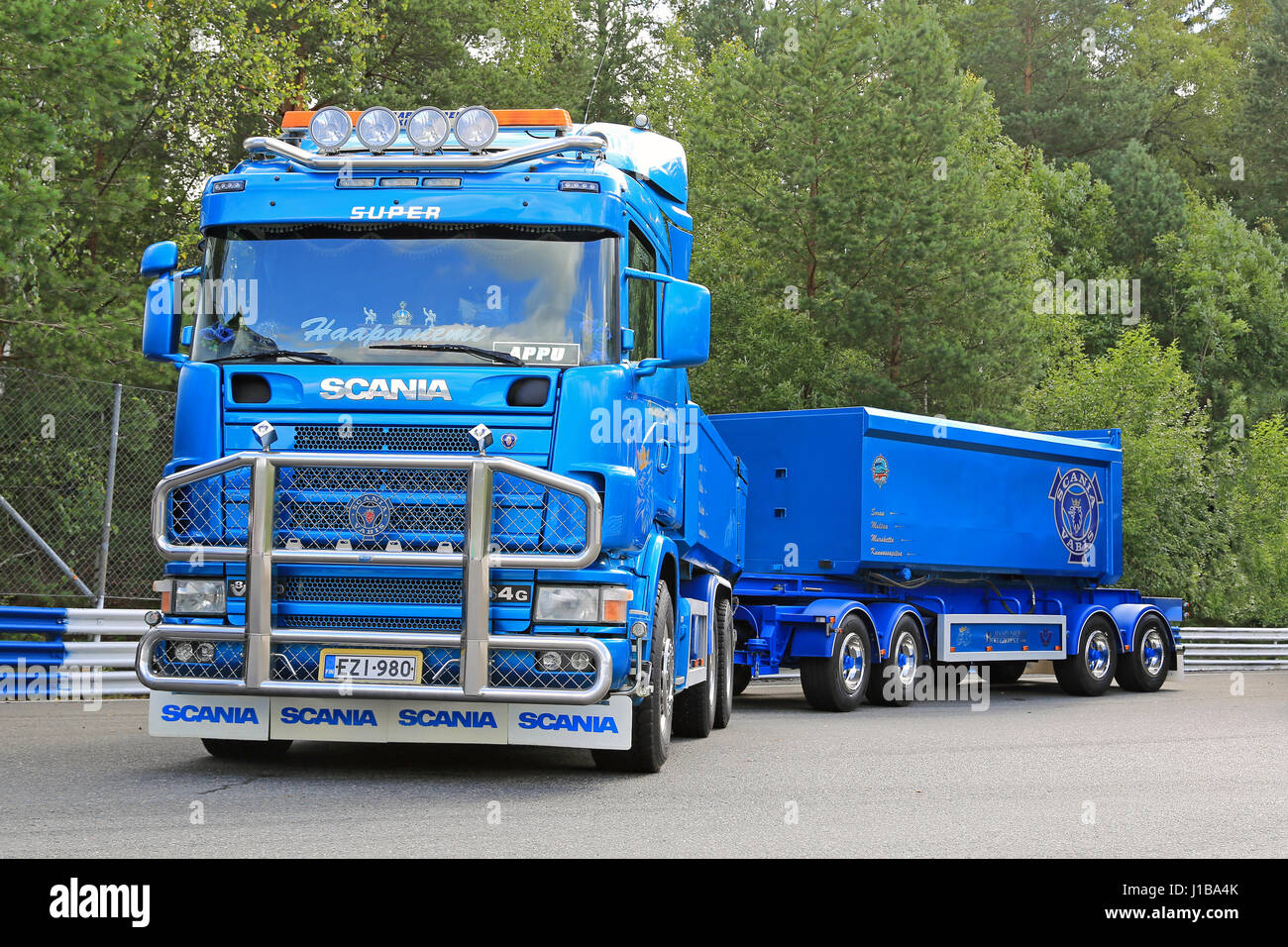 HAMEENLINNA, Finlandia - Luglio 16, 2016: Blu Scania 164G V8 di camion e rimorchi di ghiaia per la costruzione di Haanpaan Kuljetus Oy annuale sul Tawastia Tr Foto Stock