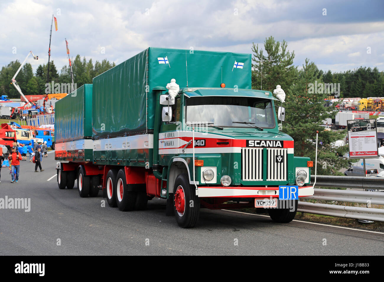 HAMEENLINNA, Finlandia - 16 luglio 2016: il primo cargo carrello di trasporto Ahola, Scania LS 140 anno 1975 e rimorchio, sul display della Tawastia annuale Foto Stock