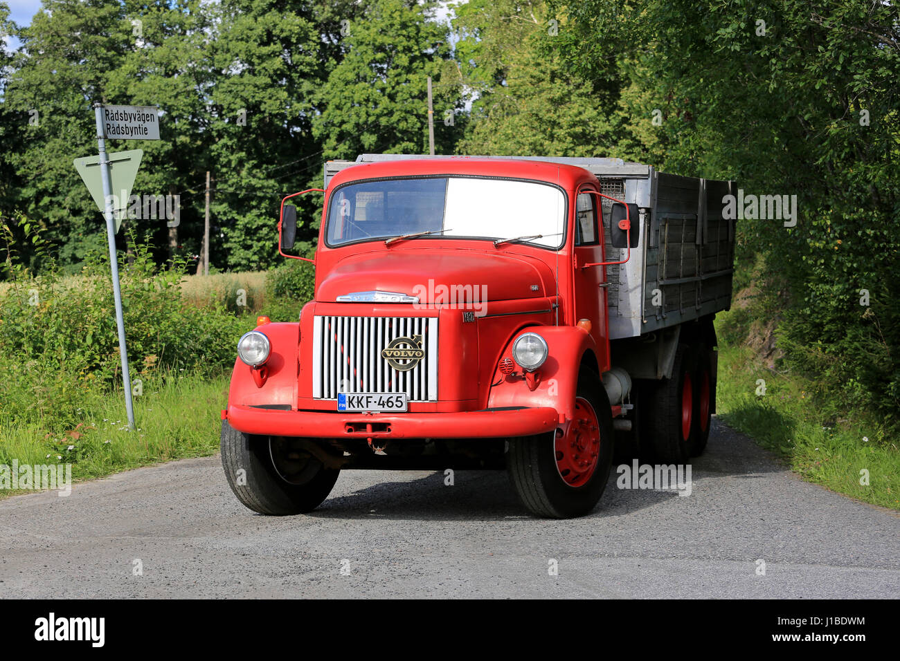 Tenhola, Finlandia - 30 luglio 2016: rosso classico volvo n86 ribaltabile carrello entra nella strada principale su un bel giorno di estate nel sud della Finlandia. Foto Stock