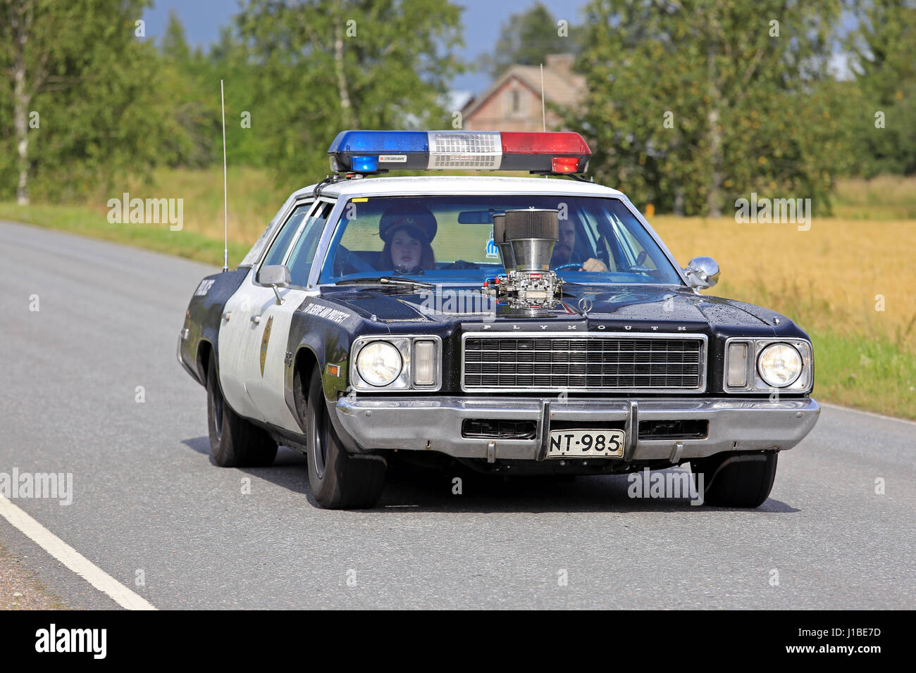 SOMERO, Finlandia - 6 agosto 2016: personalizzato e modiified American Plymouth auto della polizia prende parte alla 90 km Maisemaruise 2016 unità. Foto Stock