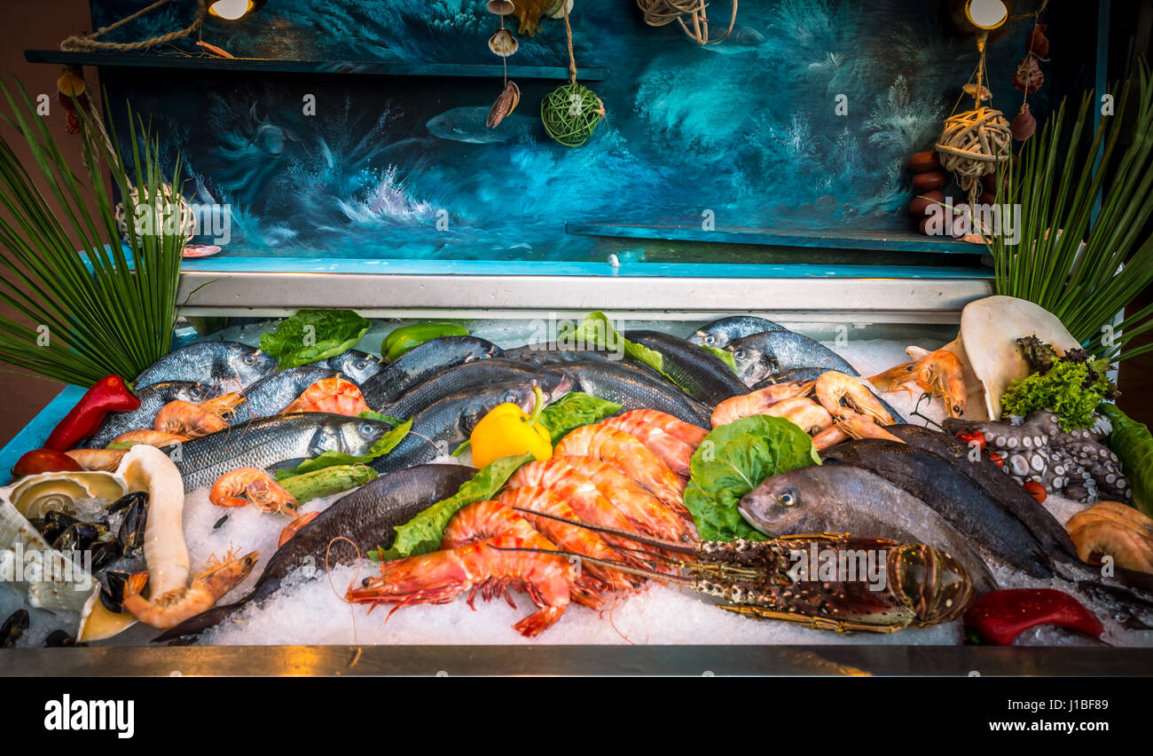 Piatti di pesce fresco di mare e i pesci che giace sul ghiaccio in vetrina. Rethimno sull isola di Creta, Grecia. Foto Stock