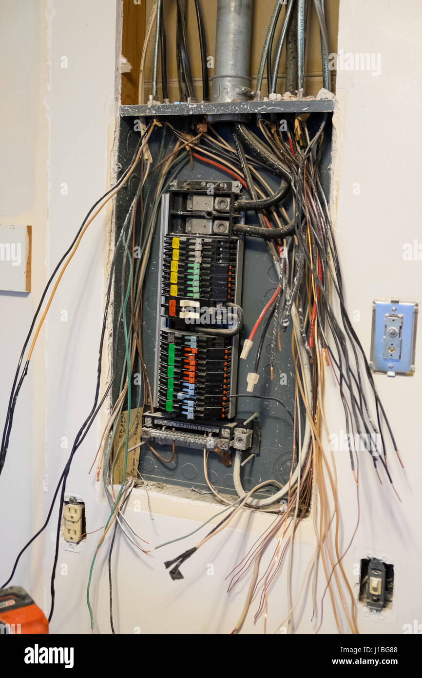 SPRINGFIELD, o - 23 dicembre 2016: Aperto Zinsco elettrico pannello di servizio durante un circuito elettrico il cambiamento come parte di una grande casa di ristrutturazione. Foto Stock