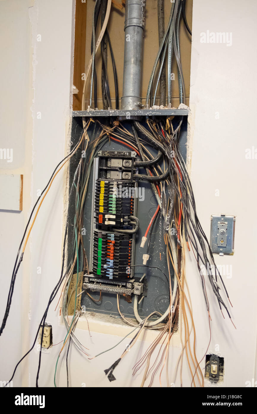 SPRINGFIELD, o - 23 dicembre 2016: Aperto Zinsco elettrico pannello di servizio durante un circuito elettrico il cambiamento come parte di una grande casa di ristrutturazione. Foto Stock
