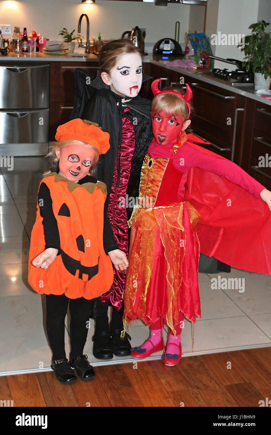 Diavolo costume di halloween dracula immagini e fotografie stock ad alta  risoluzione - Alamy