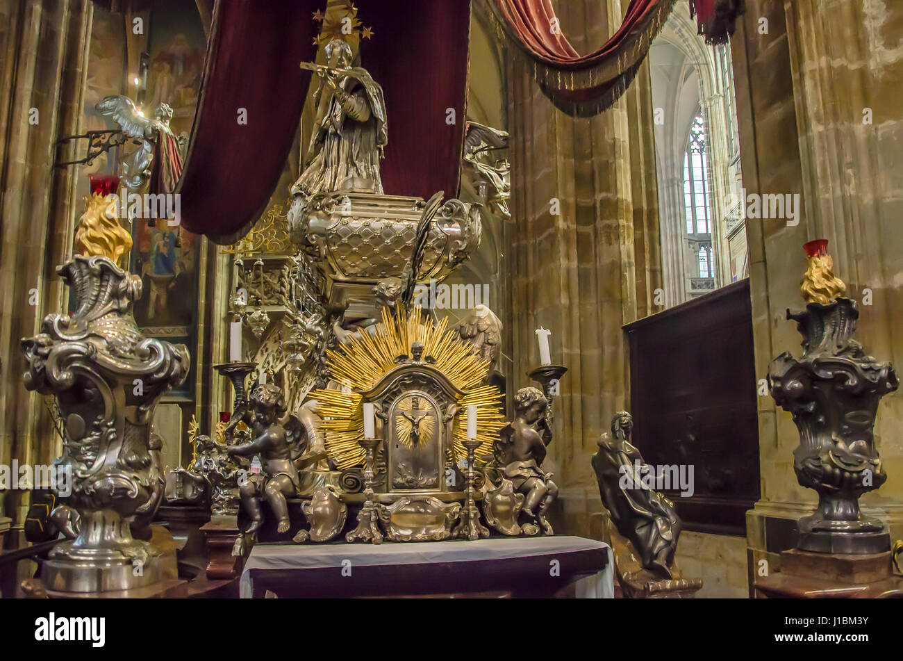 Il castello di Praga con la Metropolitan Cattedrale dei Santi Vito, Venceslao e Adalberto e la tomba di Giovanni di Nepomuk Foto Stock