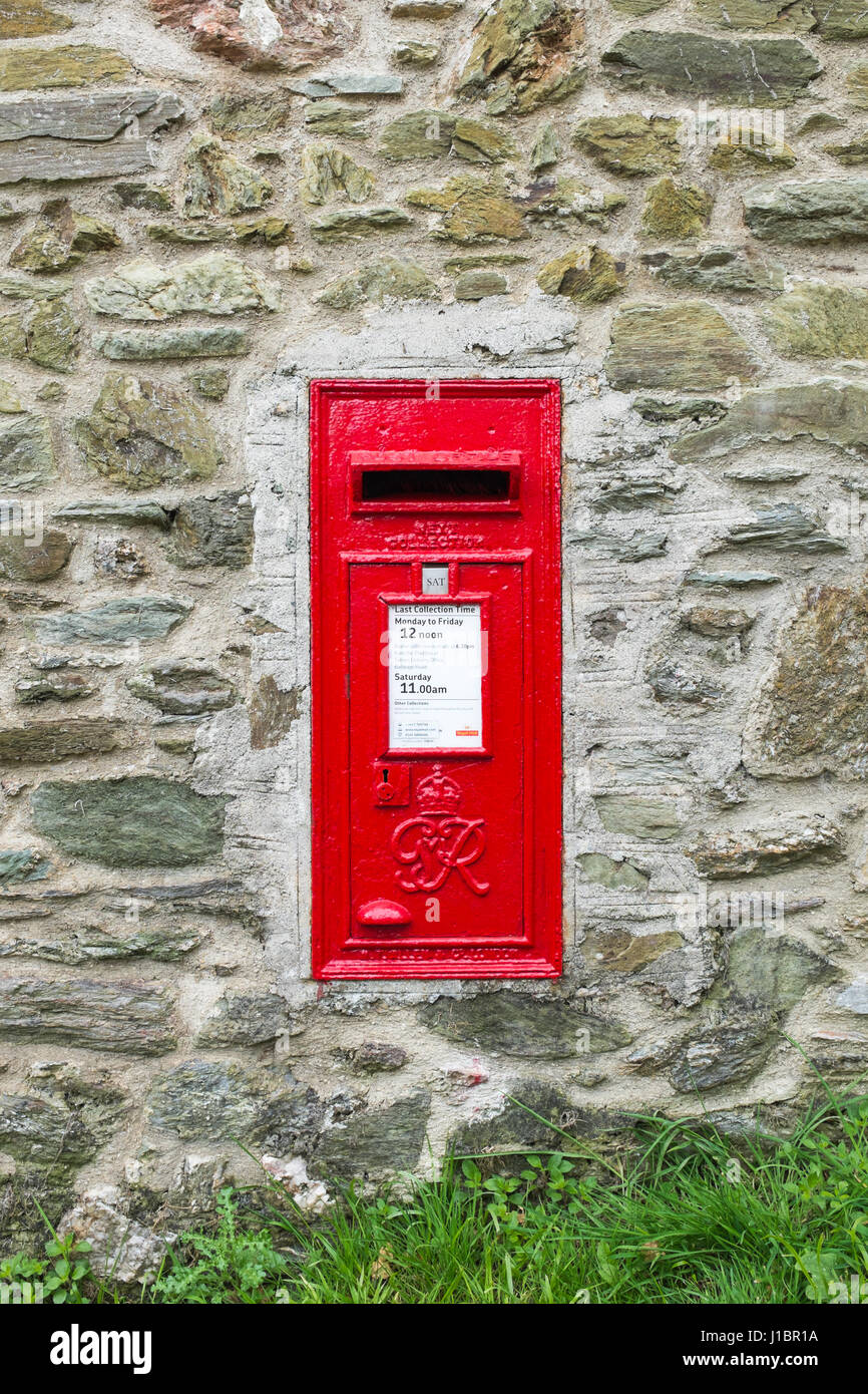 Red post box montato in una parete di pietra in Devon Foto Stock