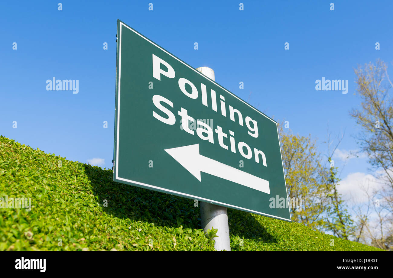 Indicazione della direzione di un seggio in ordine a votare in un'elezione. Foto Stock