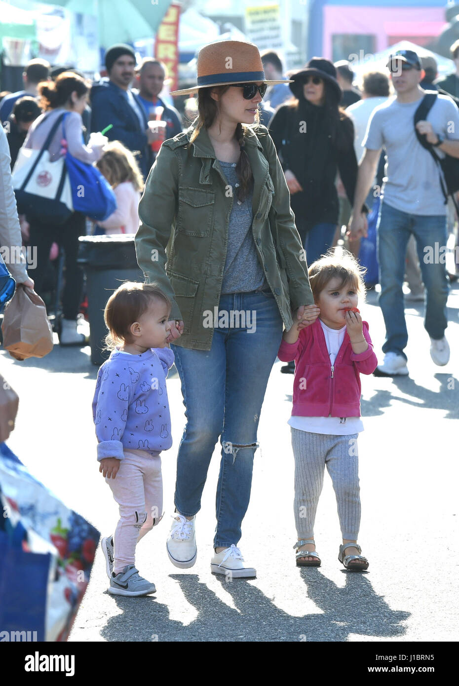 Rachel Bilson e sua figlia, Briar Rose Christensen (sinistra), la visita di un mercato degli agricoltori in Los Angeles, California. Dotato di: Rachel Bilson, Briar Rose Christensen dove: Los Angeles, California, Stati Uniti quando: 19 Mar 2017 Foto Stock