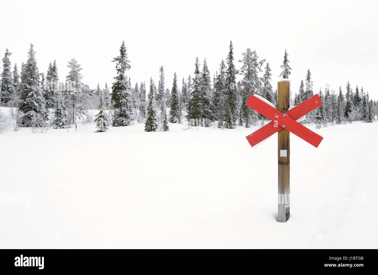Indicatore di percorso attraverso artico paesaggio invernale Foto Stock
