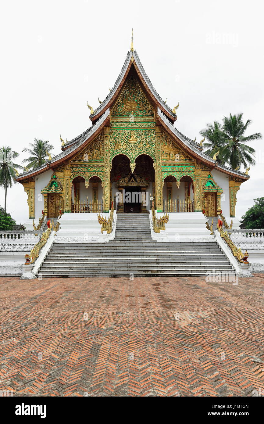 La vetrata e dorati SW.facciata di Haw Pha Bang o Wat Ho Pha Bang o tempio reale costruito 1963-2006 AD.sui terreni del Royal Palace Museum ospita Foto Stock