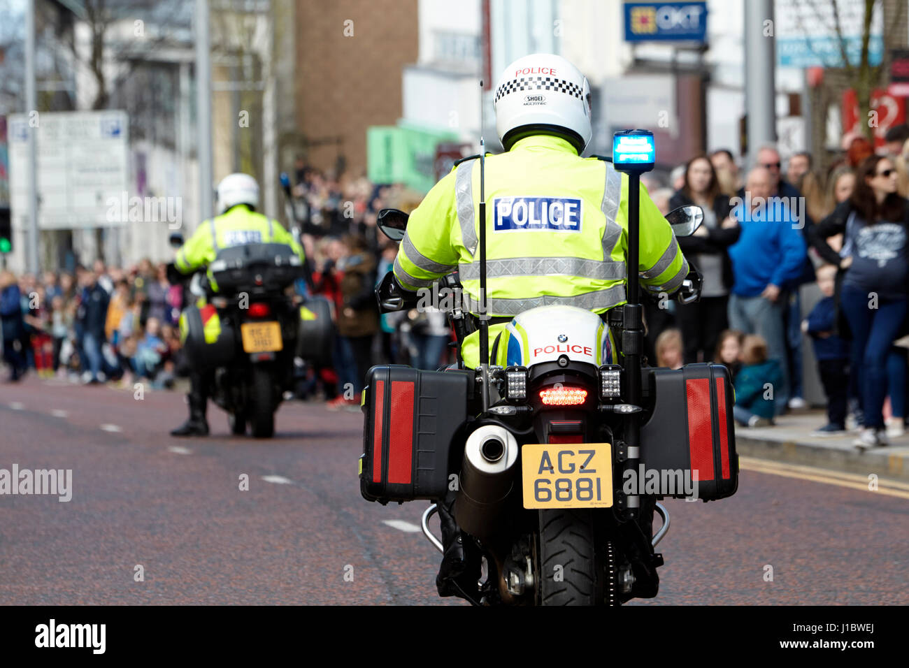 Psni funzionario di polizia polizia stradale su bmw moto durante la sfilata di un corteo in Irlanda del Nord Foto Stock