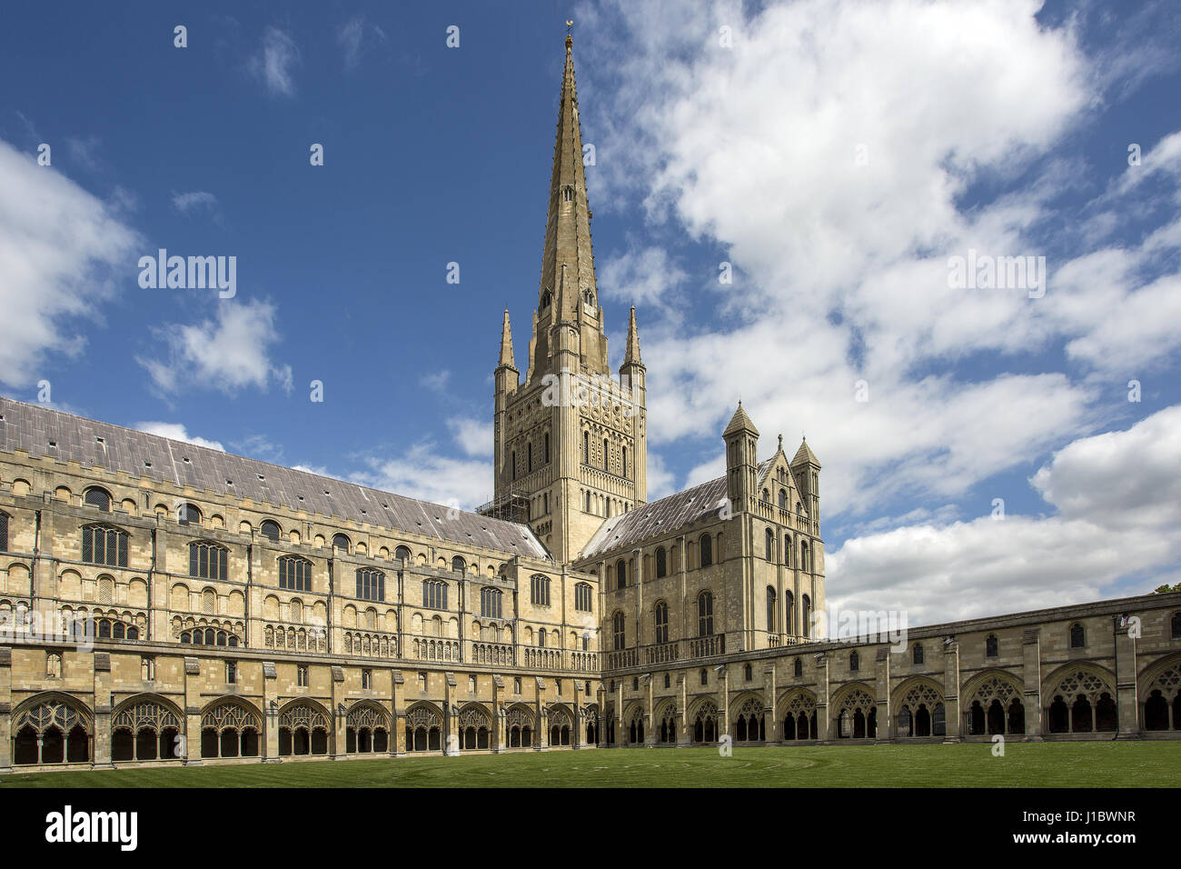 Norwich Cathedral, dedicata al santo e indivisa Trinità, e si trova a Norwich, Norfolk; è la chiesa cattedrale per la chiesa di Inghilterra diocesi di Norwich. Dove: Norwich, Norfolk, Regno Unito quando: 19 Mar 2017 Credit: Ward/WENN.com Foto Stock