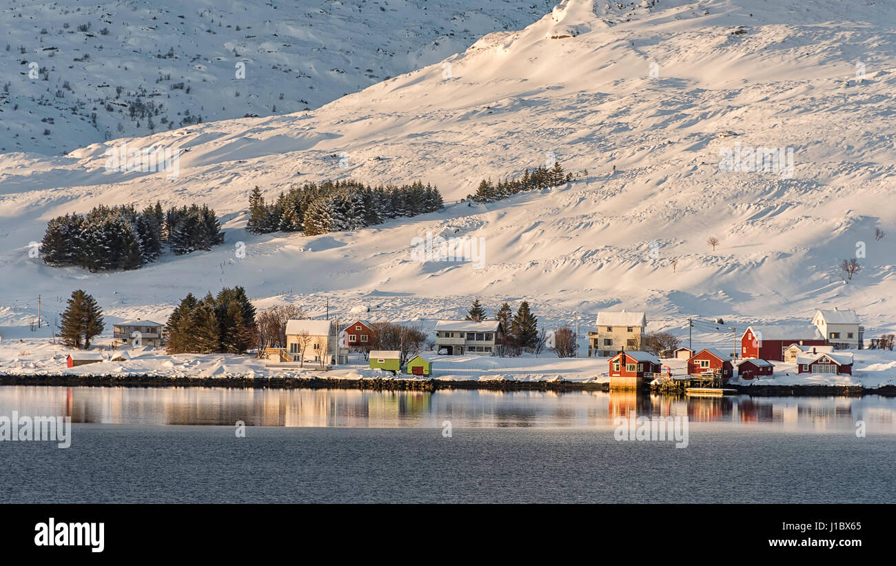 Case colorate in un paesaggi innevati nella città di Fredvang su Flakstadoya, Isole Lofoten in Norvegia Foto Stock