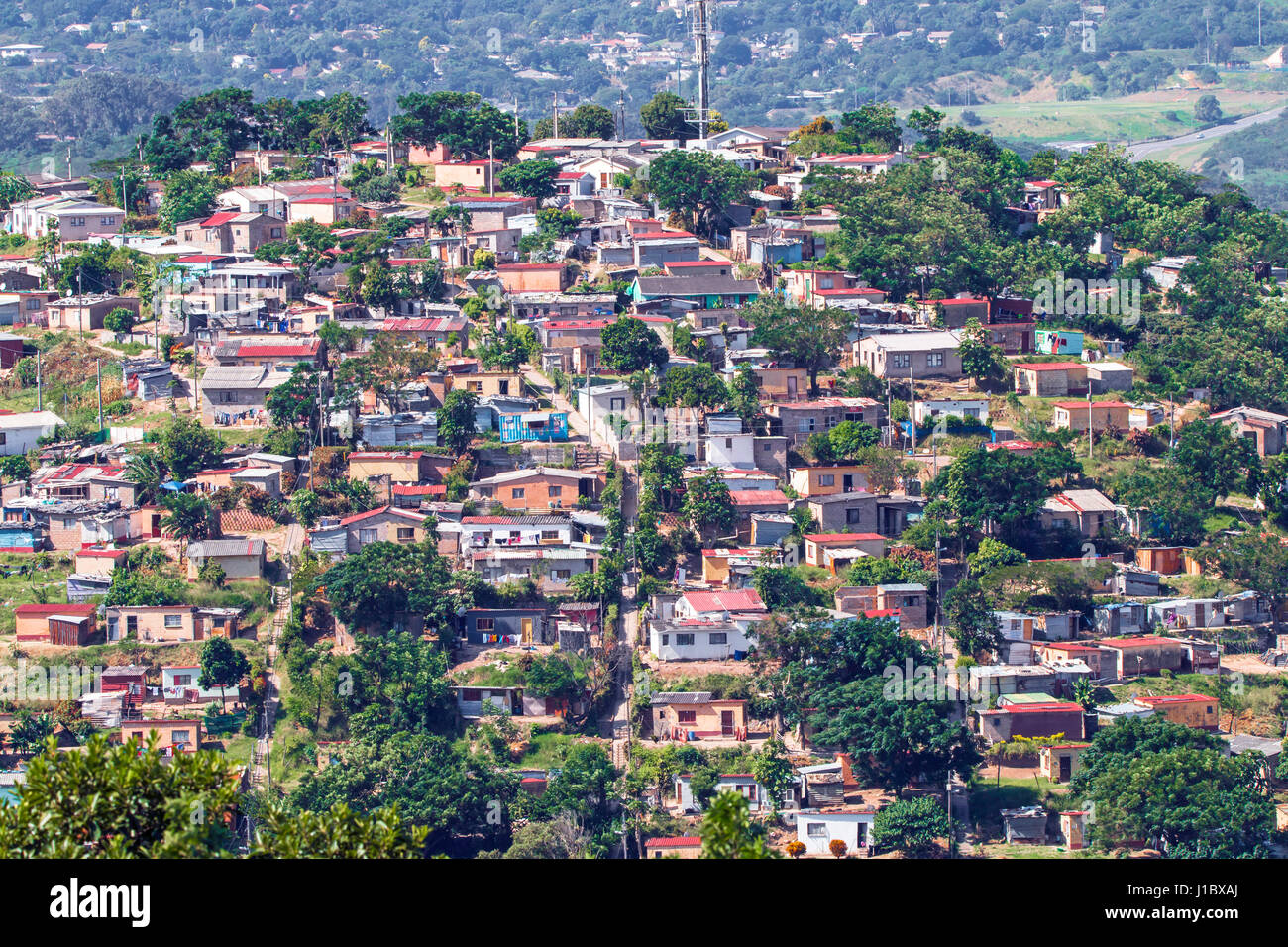 DURBAN, Sud Africa - 18 Aprile 2017: vista sopra di affollate di basso costo edilizia residenziale paesaggio di insediamento a Durban, Sud Africa Foto Stock