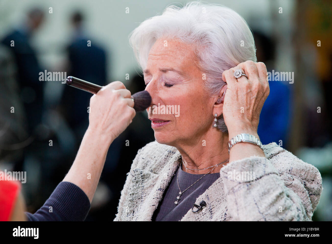 Christine Lagarde, direttore se il Fondo monetario internazionale (FMI), la predisposizione per TV intervista - USA Foto Stock