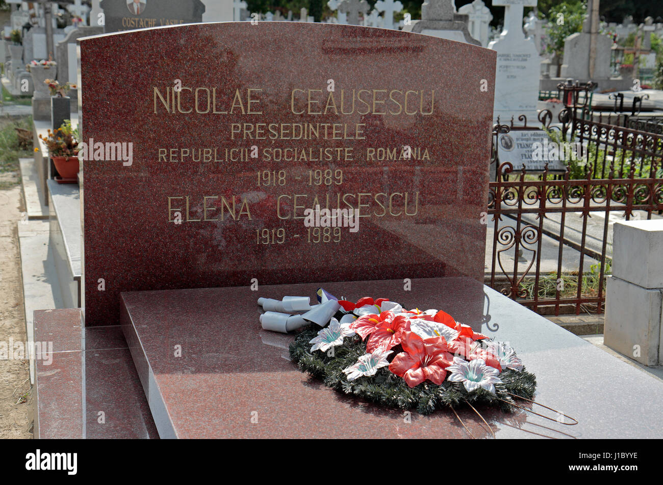 La Tomba comune di Nicolae & Elena Ceausescu, Romania dell ex dittatore durante il periodo comunista, cimitero Ghencea, Bucarest, Romania. Foto Stock