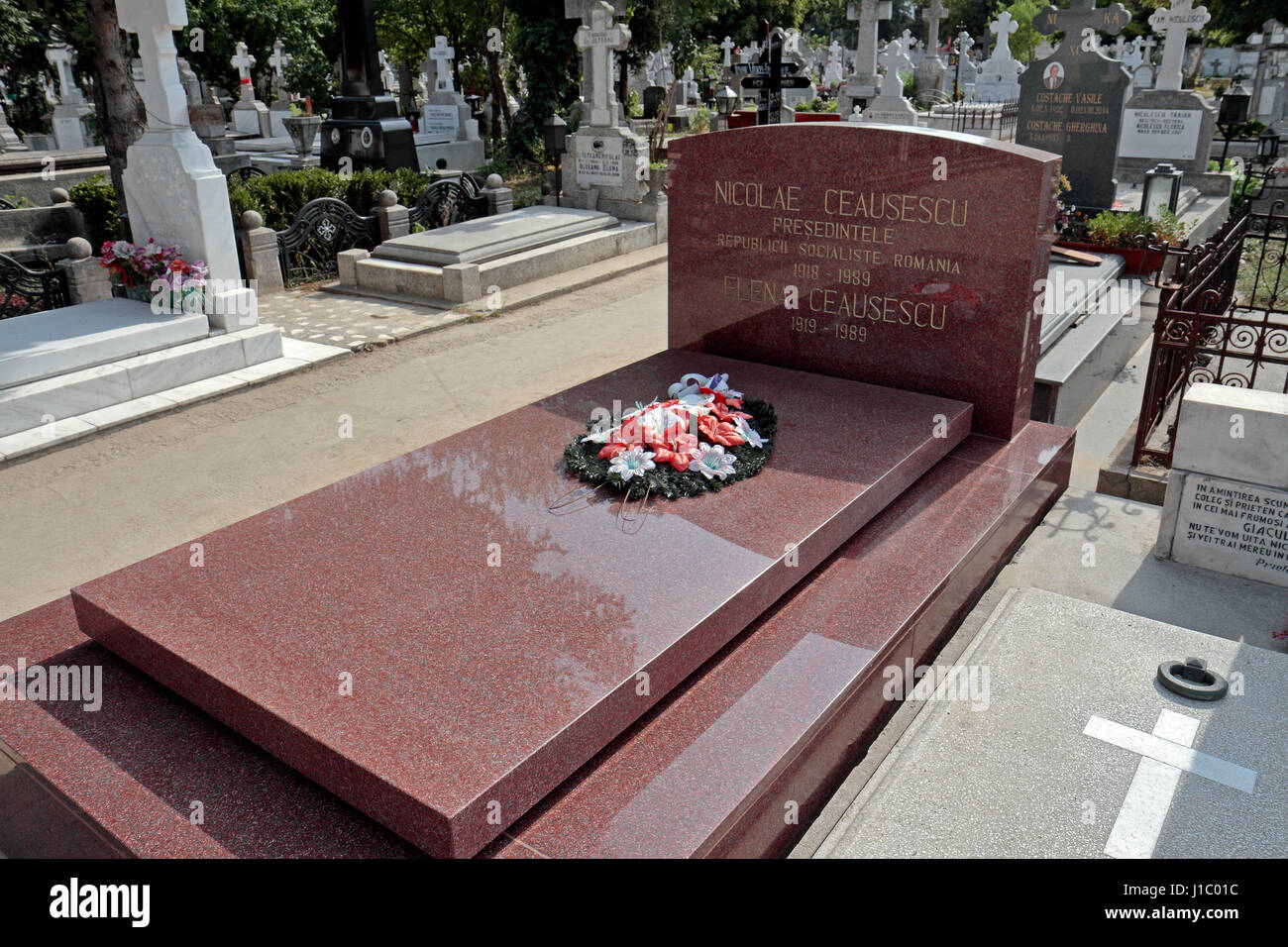 La Tomba comune di Nicolae & Elena Ceausescu, Romania dell ex dittatore durante il periodo comunista, cimitero Ghencea, Bucarest, Romania. Foto Stock