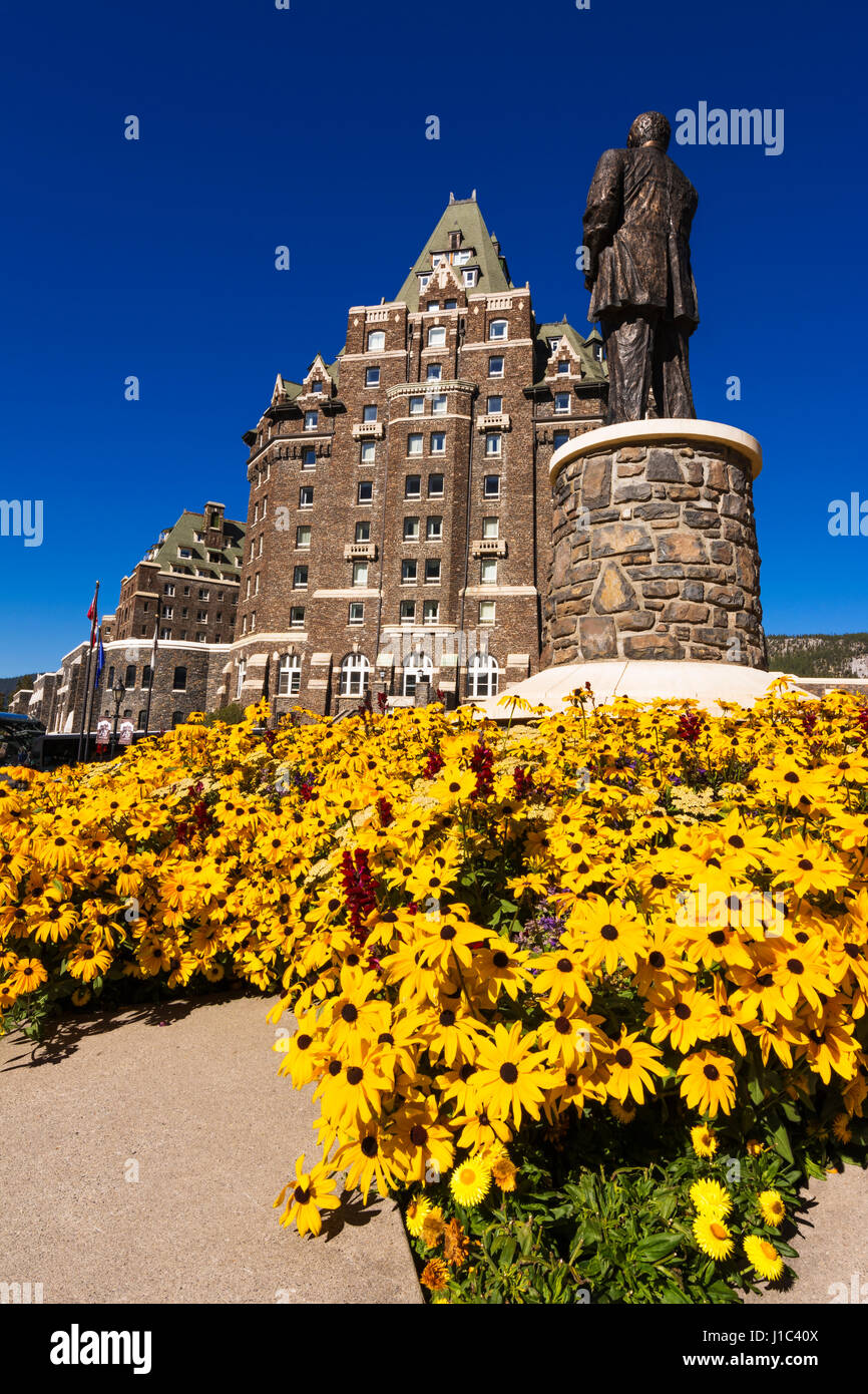 William C Van Horne statua e fiori all'Hotel Banff Springs, il Parco Nazionale di Banff, Alberta, Canada Foto Stock