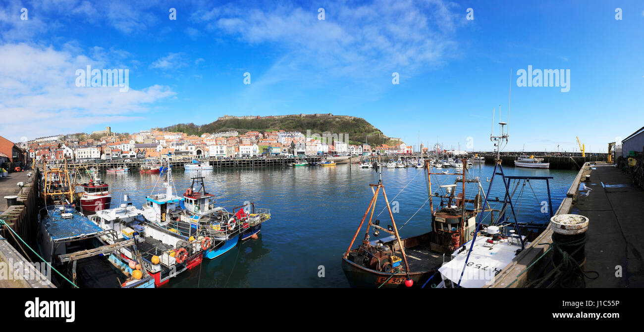 Scarborough Harbour Porto Scarborough Scarborough barche barche da pesca Scarborough panoramica del porto di Scarborough Yorkshire Regno Unito Inghilterra GB Europa Foto Stock