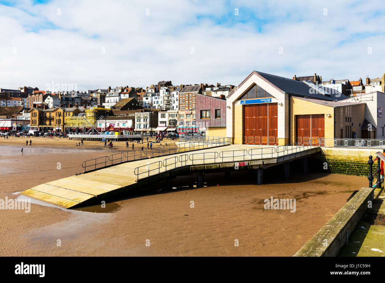 Scarborough scialuppa di salvataggio della stazione Città di Scarborough Yorkshire Regno Unito Inghilterra GB scialuppa di salvataggio stazioni di imbarcazioni di salvataggio del Regno Unito di stanza nella costruzione di imbarcazioni di salvataggio rampa stazione REGNO UNITO Foto Stock