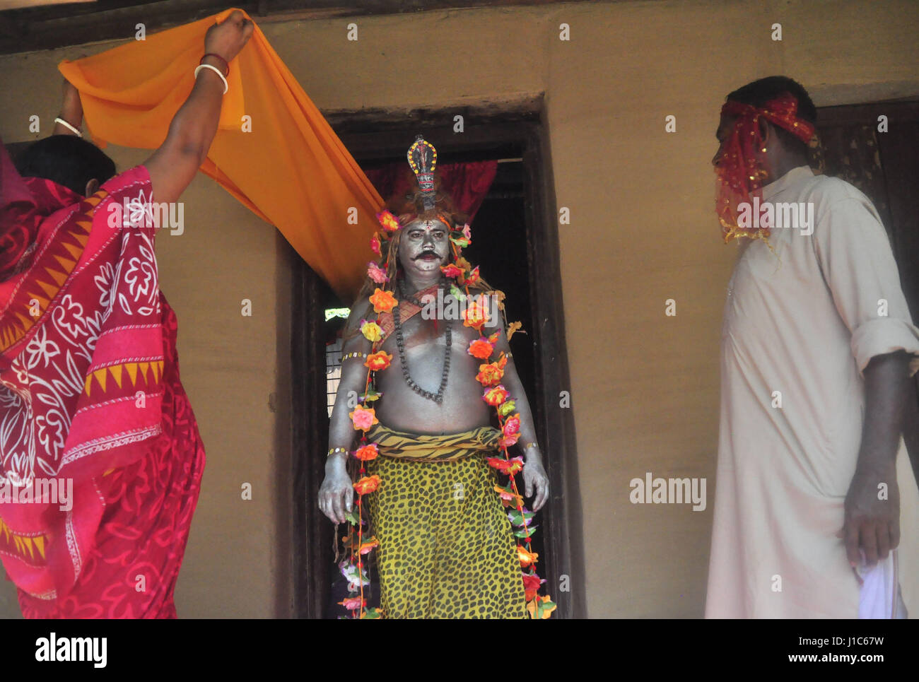 'Shiber Gajan", una festa tradizionale della comunità indù - 13/04/2017 - India / Tripura / Agartala - tutto il gruppo di -Gajan- è un rituale prima di iniziare il 'Shiber Gajan', nella periferia di Agartala, capitale del nord-est stato di Tripura. 'Shiber Gajan", una festa tradizionale della comunità Indù nella periferia di Agartala città in Tripura. Nel Bengala e aree di lingua bengali popolino, Gajan è un festival unico celebrato negli ultimi due giorni Chaitra che segna la fine del Bengali Anno Nuovo. La FES Foto Stock