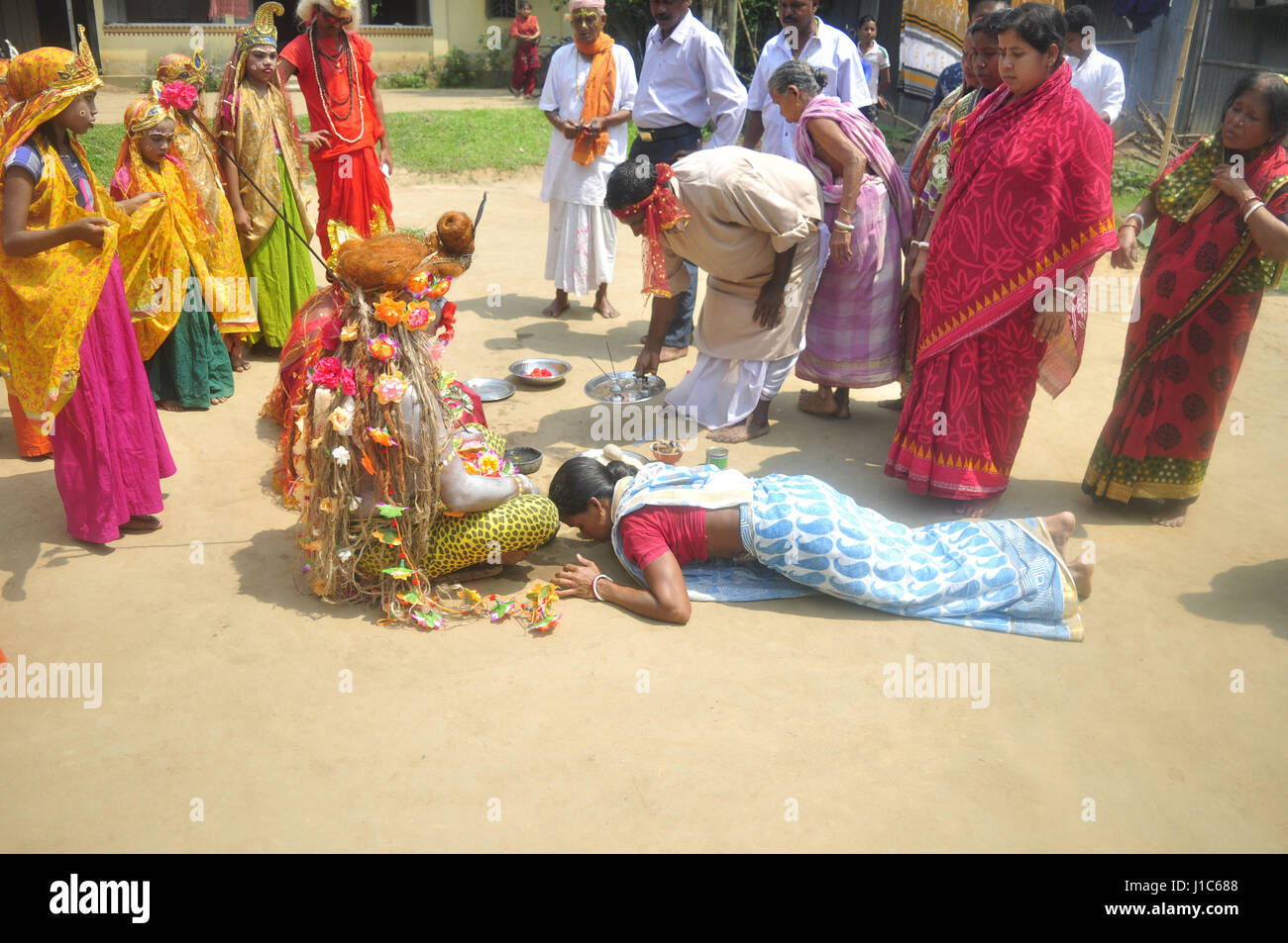 'Shiber Gajan", una festa tradizionale della comunità indù - 13/04/2017 - India / Tripura / Agartala - INDIA, TRIPURA-aprile 13:l'intero gruppo di -Gajan- è un rituale prima di iniziare il 'Shiber Gajan', nella periferia di Agartala, capitale del nord-est stato di Tripura. 'Shiber Gajan", una festa tradizionale della comunità Indù nella periferia di Agartala città in Tripura. Nel Bengala e aree di lingua bengali popolino, Gajan è un festival unico celebrato negli ultimi due giorni Chaitra che segna la fine del B Foto Stock