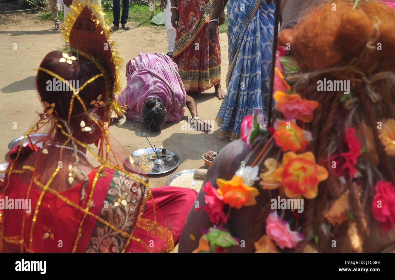 'Shiber Gajan", una festa tradizionale della comunità indù - 13/04/2017 - India / Tripura / Agartala - INDIA, TRIPURA-aprile 13:l'intero gruppo di -Gajan- è un rituale prima di iniziare il 'Shiber Gajan', nella periferia di Agartala, capitale del nord-est stato di Tripura. 'Shiber Gajan", una festa tradizionale della comunità Indù nella periferia di Agartala città in Tripura. Nel Bengala e aree di lingua bengali popolino, Gajan è un festival unico celebrato negli ultimi due giorni Chaitra che segna la fine del B Foto Stock