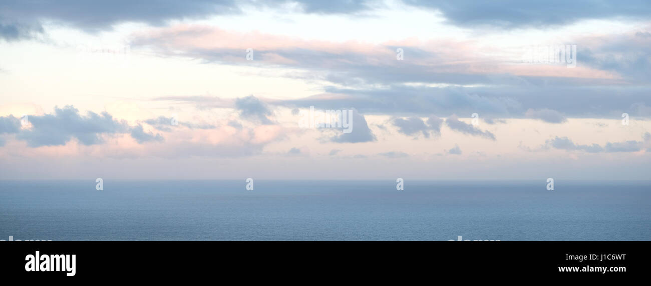 Scenic cloud sky orizzonte su Sfondo oceano Foto Stock