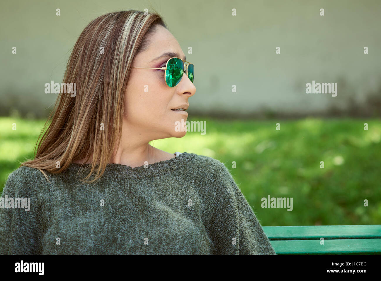 Donna ispanica indossando occhiali da sole Foto Stock