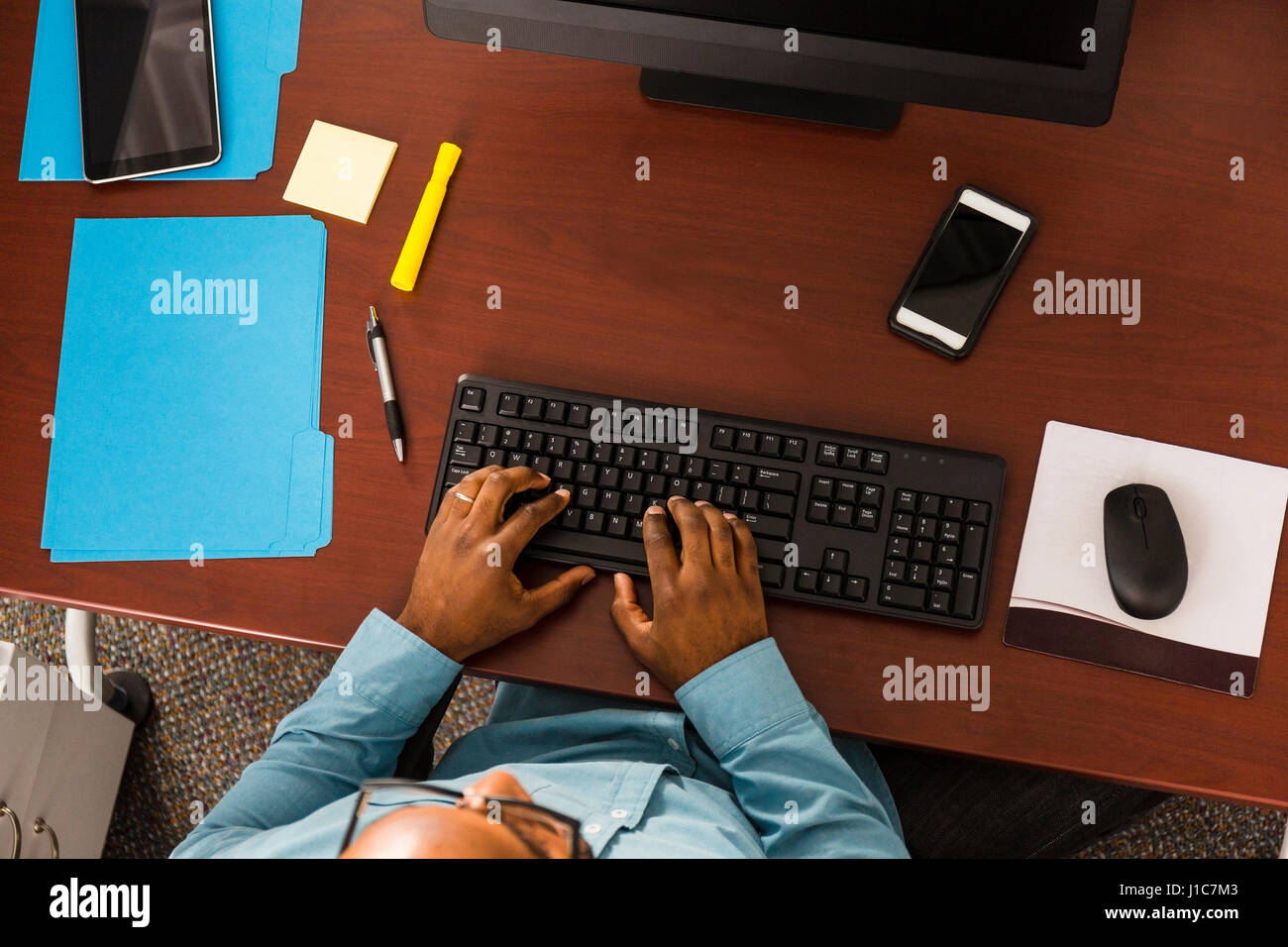 African American man digitando sulla tastiera del computer in ufficio Foto Stock